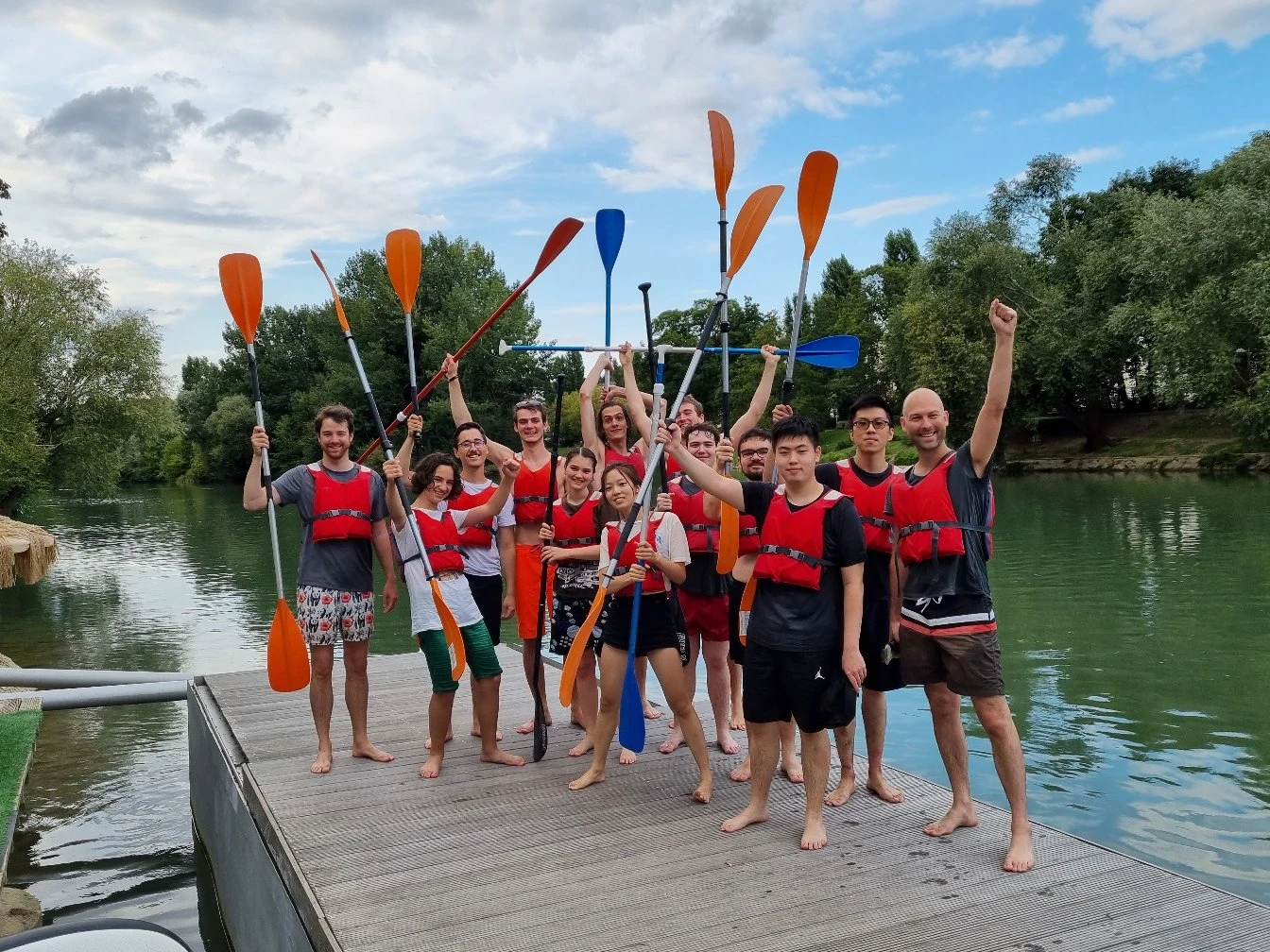 Groupe de paddlers sur la Marne à Saint-Maur-des-Fossés